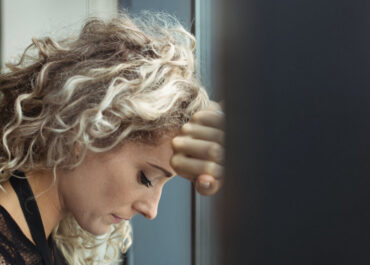 Odrzucenie boli bardziej, niż myślisz. Jak sobie z nim radzić?